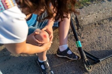 mom-feels-sorry-her-son-who-broke-his-knee-falling-off-scooter_585982-12001